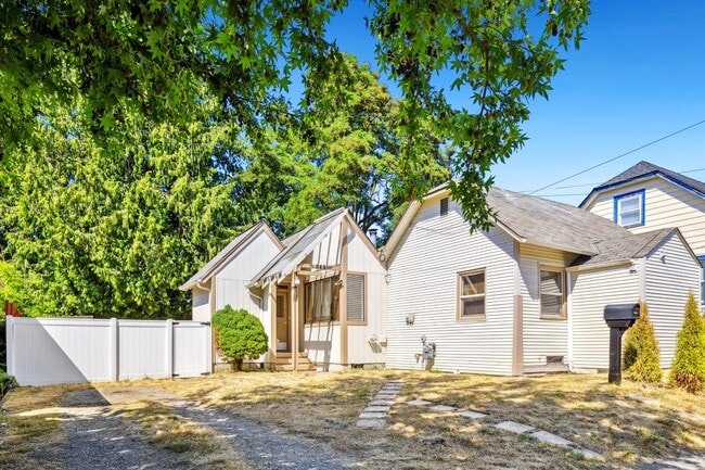 Building Photo - Northgate/Roosevelt Three Bedroom Rambler Rental