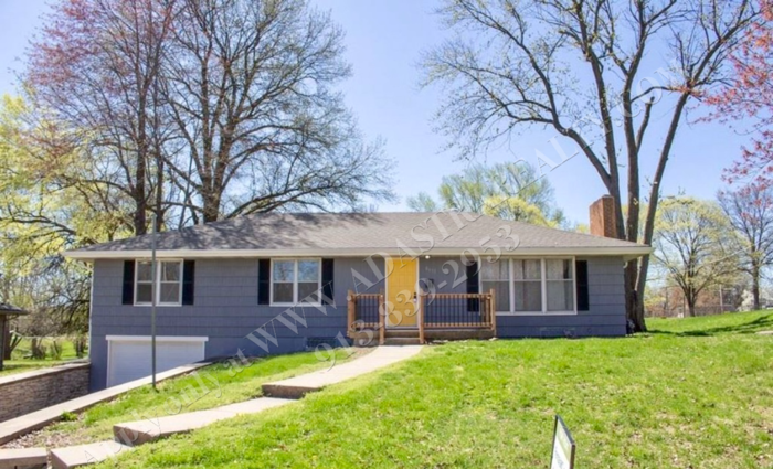 Spacious 3 Bed 2.5 Bath Home in KCMO-Comin... - Spacious 3 Bed 2.5 Bath Home in KCMO-Comin...