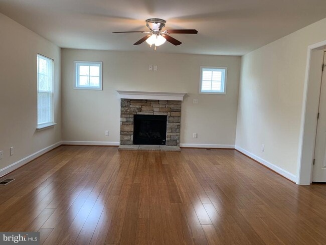 Building Photo - 6907 Lunette Ln