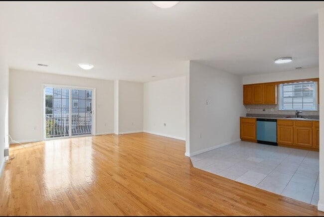 Photo - 31-33 CHESTER Ave Unit 1