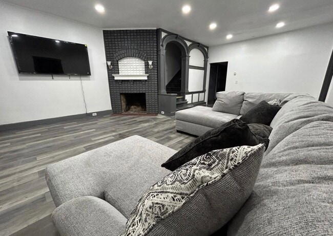 Photo - 142 Oak St Unit 1