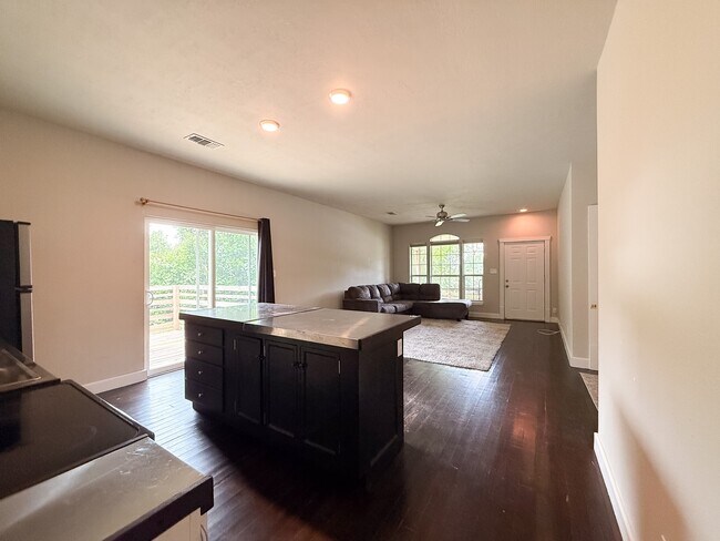 Photo - 209 Joseph St