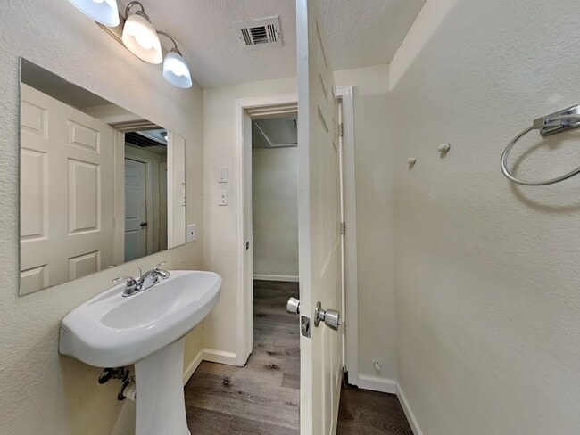 Photo - 5728 Kilpatrick Ave