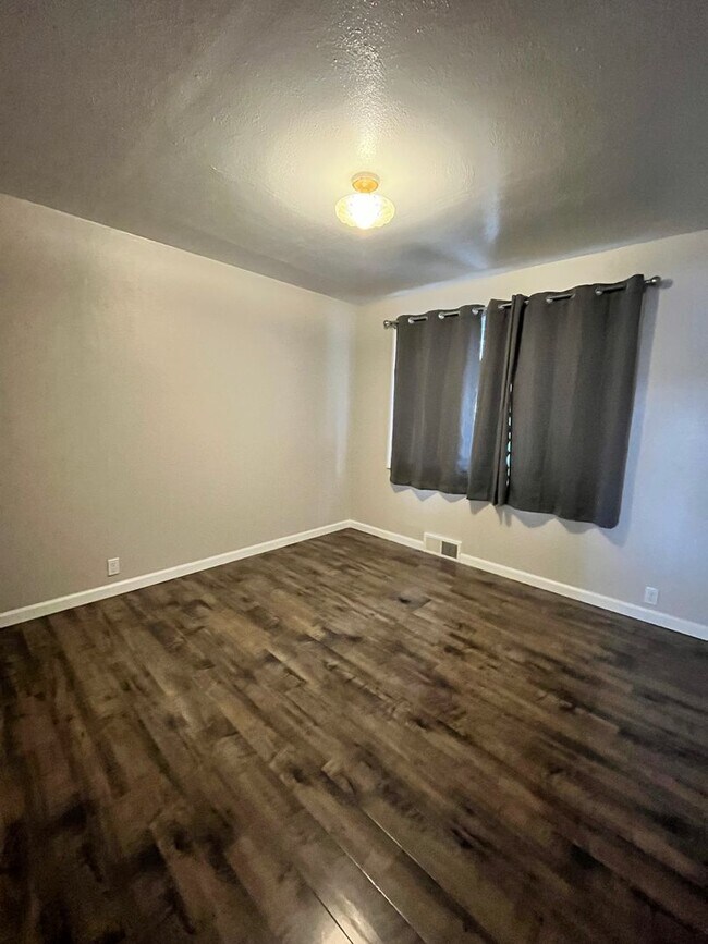 Photo - Remodeled duplex located in Silverton, Idaho. Unidad THI114-A