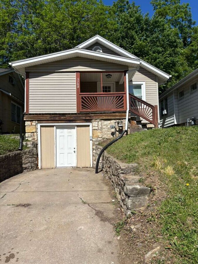 Remodeled 4BR Home with Granite Counters, Hardwood Floors & Private Drive - Remodeled 4BR Home with Granite Counters, Hardwood Floors & Private Drive