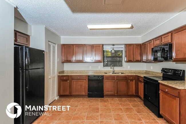 Photo - 225 Tracy Way