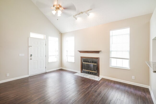 Photo - 909 Bexhill Ct S