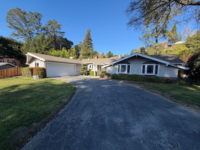 Building Photo - 4 Bed 2 bath in Orinda