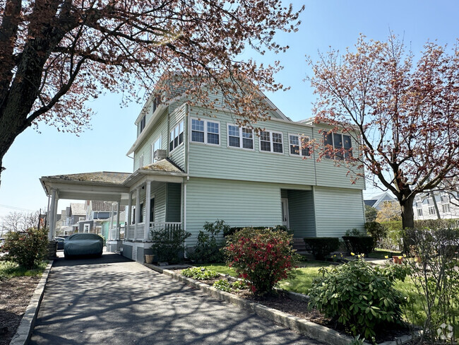Building Photo - 262 East Ave Unit Garden Rental