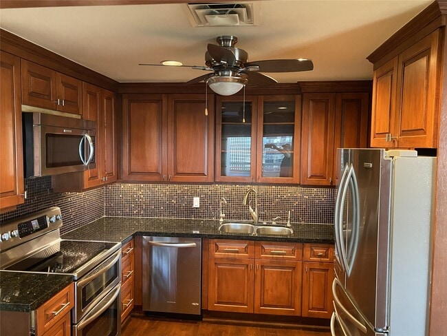 Photo - 14 Greenway Plz Unit 13R