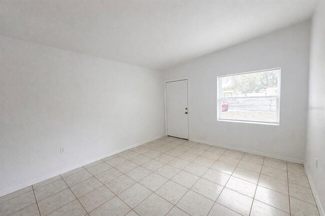 Photo - 1624 Queensway Rd