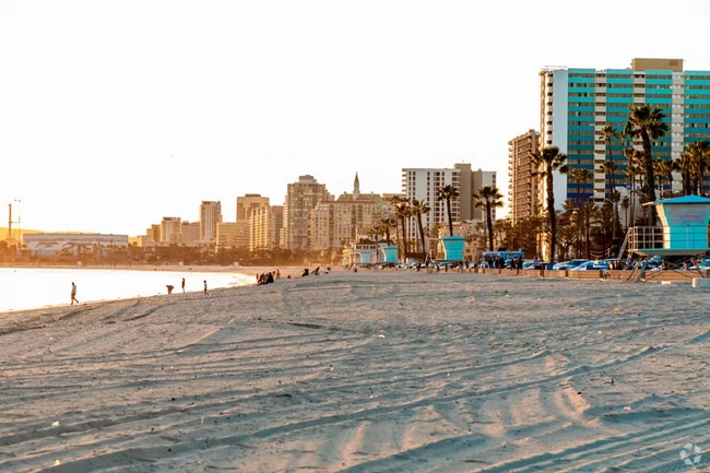 Building Photo - Remodeled Condo blocks form Beach & Downto... Unit 208
