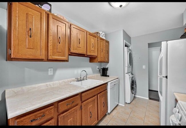 Photo - 80 New Holland Village