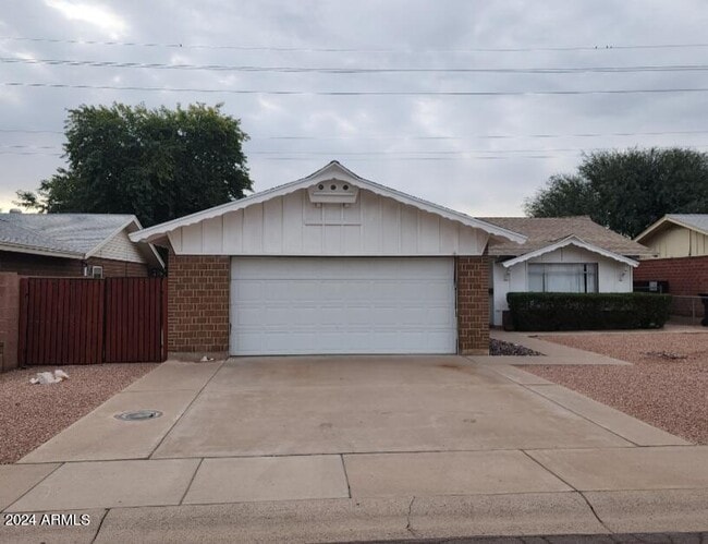 Building Photo - 8425 E Crestwood Way