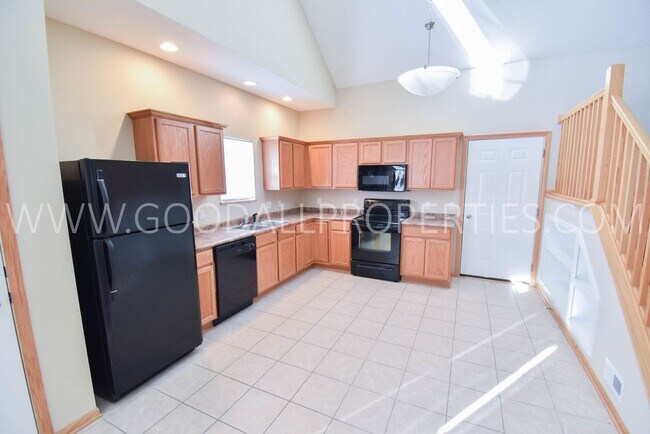 Photo - Spacious 3 Bedroom townhome with loft in Urbandale