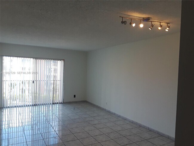 Photo - 8700 N Sherman Cir Unidad 407