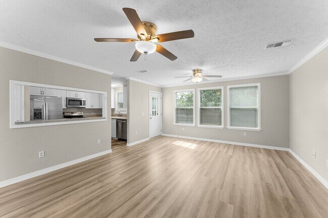 Photo - 7304 Claudia's Way