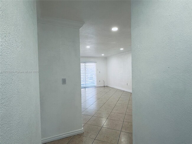 Photo - 1100 W 35th St Condo Unit 8