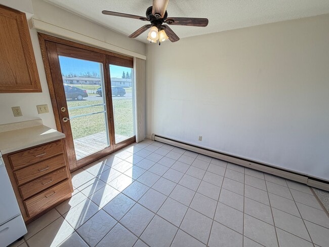 Building Photo - AVAILABLE MAY - Large 2 Bedroom Apartment! Unit 1618 N 32nd St