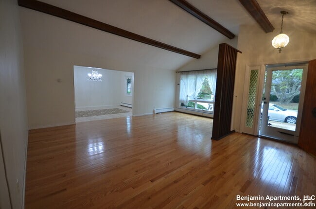 Building Photo - 20 Mossdale Rd Rental