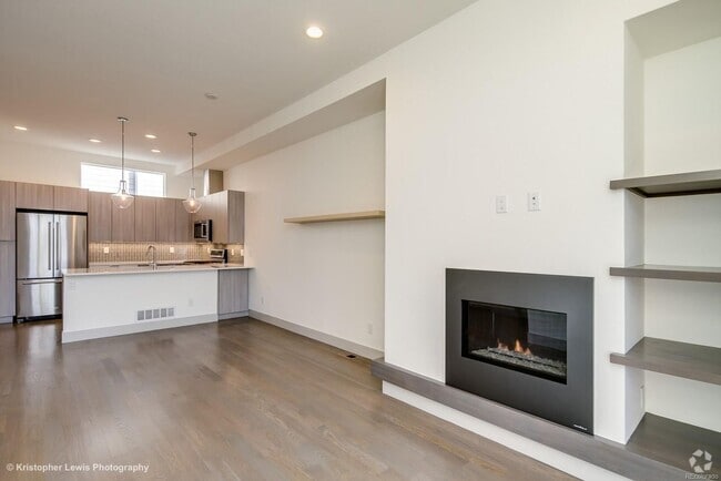 Building Photo - Show Stopper! Rental