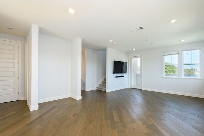 995 Hopkins Ave