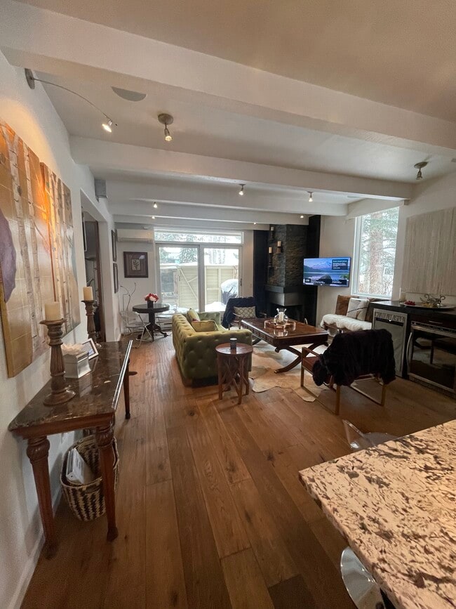 Building Photo - 210 E Hyman Ave Unit 1