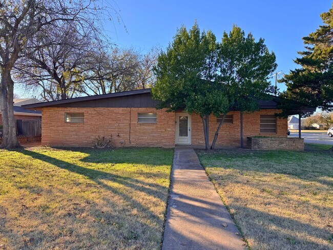 Adorable Mid Century Modern home on a corner lot! - Adorable Mid Century Modern home on a corner lot!