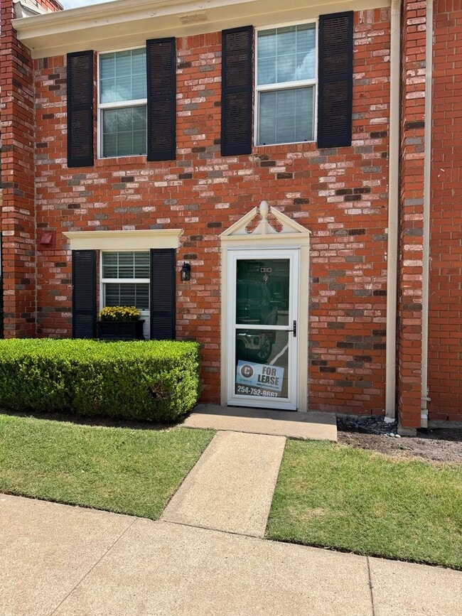 Building Photo - Central Waco Condo Living
