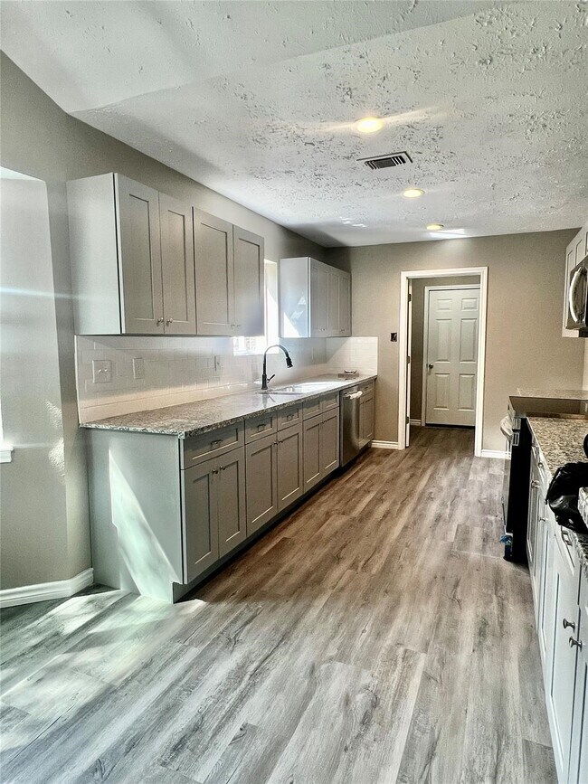 Photo - 2410 Rolling Glen Dr