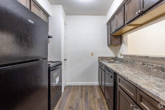 2 BR, 2 BA - 1027 SF