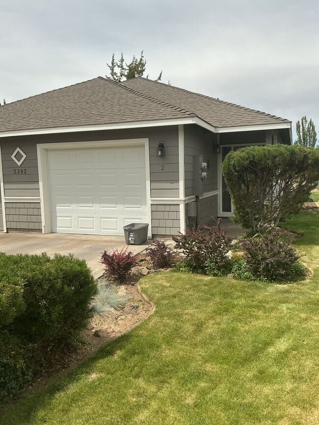 Building Photo - 2 Bedroom, 2 Bathroom Duplex in NE Bend – Available NOW
