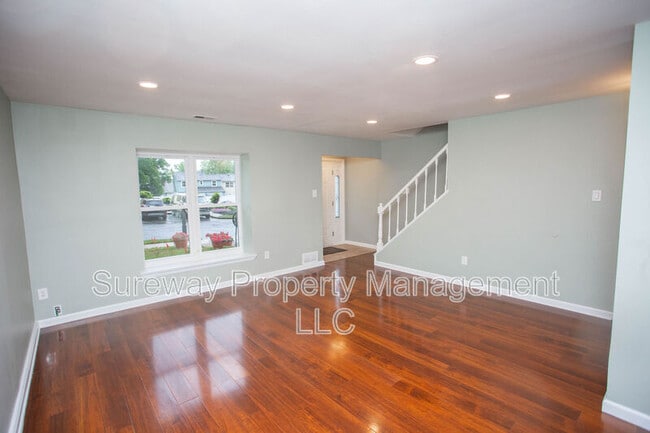 Photo - 204 Charing Way