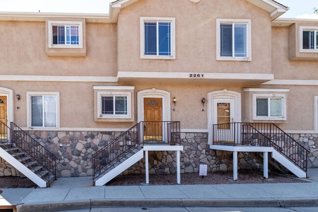 Building Photo - Bright and Airy 2-Bedroom Condo in Charmin...