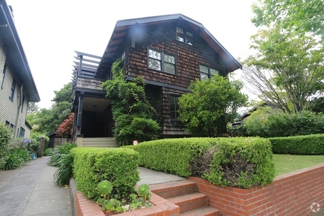 Building Photo - Coveted Claremont District 4++ Bedroom Com... Rental