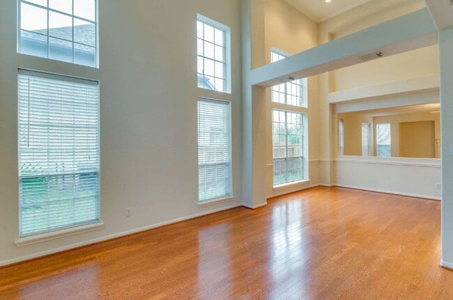 Spacious 5-Bedroom Home in Brazos Landing!