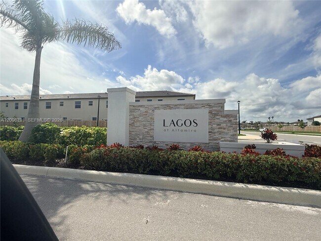 Building Photo - 2746 SE 24th Terrace