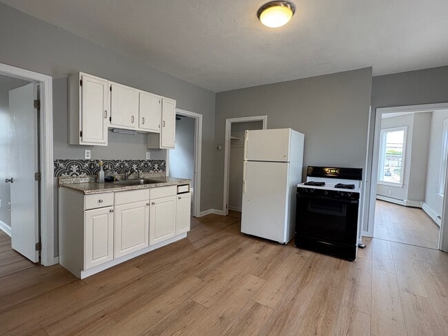 Kitchen with room for large dining table - 658 Central Ave
