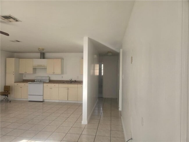 Photo - 901 W Genie St