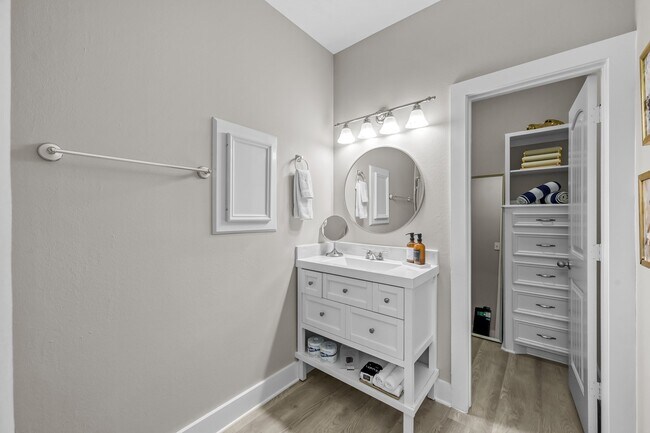 Building Photo - 13847 Pkwy Manor Dr