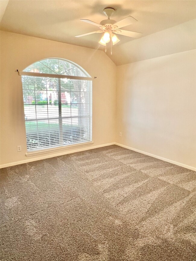 Photo - 128 Emerald Loch Ln