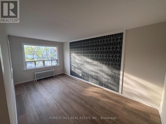 Photo - 245 Lakeshore Rd E