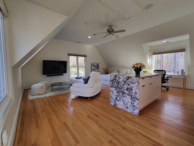 5909 Greenevers Dr