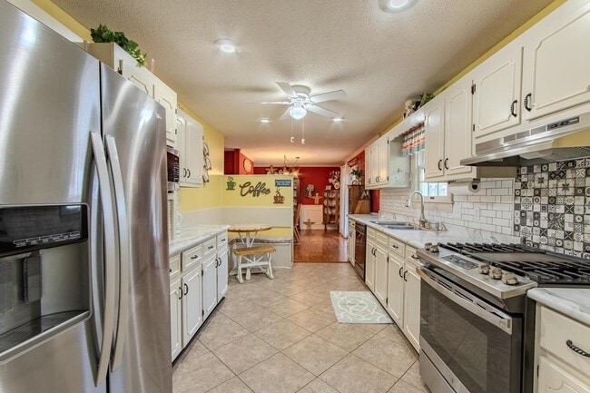 Photo - 313 Country Club Ln