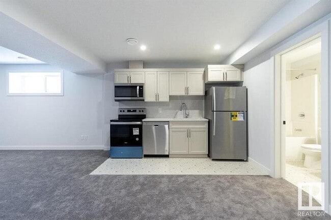 Building Photo - 32 Rosewood Wy