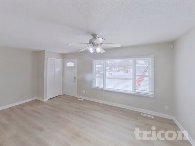 Photo - 6737 Upper 162nd St W