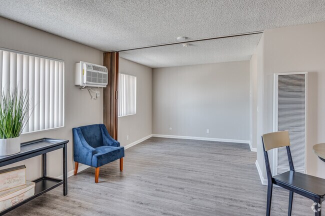 Studio, 1 BA - 530 SF - Regency Plaza Apartments