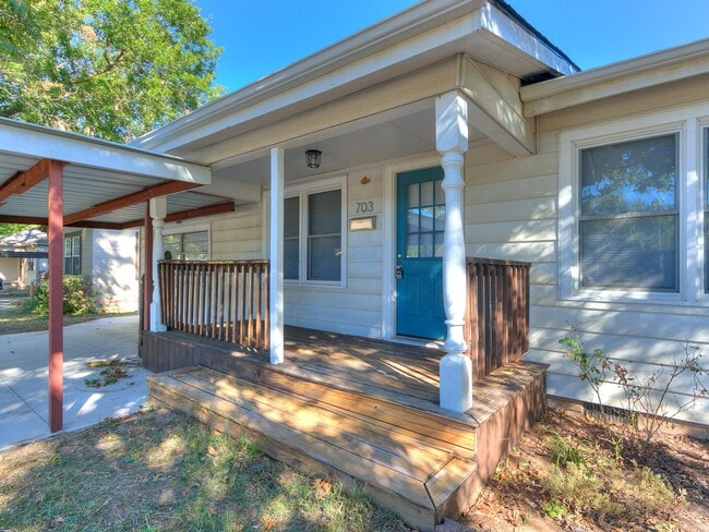 Photo - 703 Dakota St