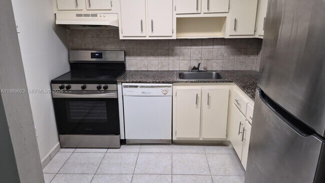 Photo - 16950 W Dixie Hwy Unidad A228