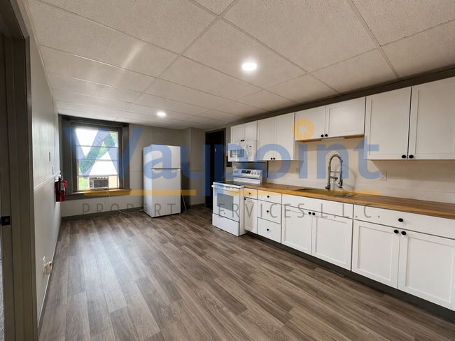 Building Photo - 102 1/2 S Lafayette St Unit 3